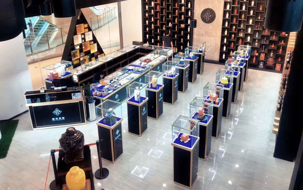 青島珠寶展柜制造廠(chǎng)家選擇需要注意的三個(gè)方面問(wèn)題
